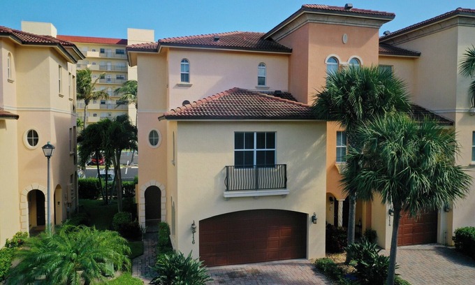 Hutchinson Island South House | OCEANSIDE TOWNHOME ON HUTCHINSON ISLAND. GATED, POOL, SPA, GYM, BEACH ACCESS