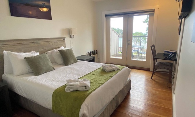 Mayne Island Hotel | Oceanview Queen Bedroom - Mayne Island Resort