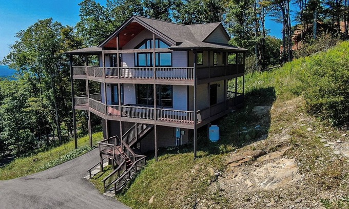 Stonebridge Cabin | October Escape with Mountain Views @ Deuces Wild