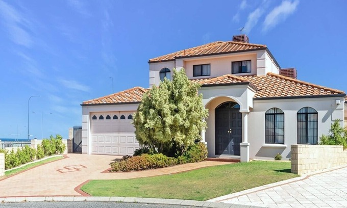 Ocean Reef House | Offers oceanfront luxury longer-term accommodation. Ideal for migrating families