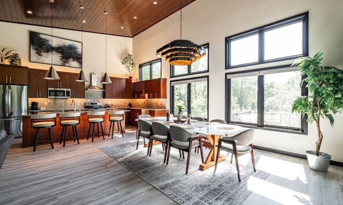 Okauchee Lake Apartment | Okauchee Fairway: 4 BD | 4 BA