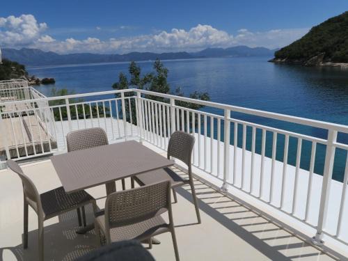 Orebic House | Old Fisherman's House w 3BD, balcony and terrace by the Sea