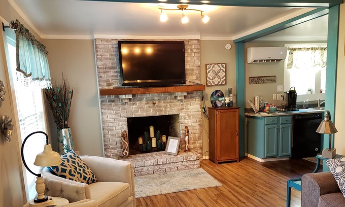 Myrtle Grove House | Old tyme cottage with Hot tub.