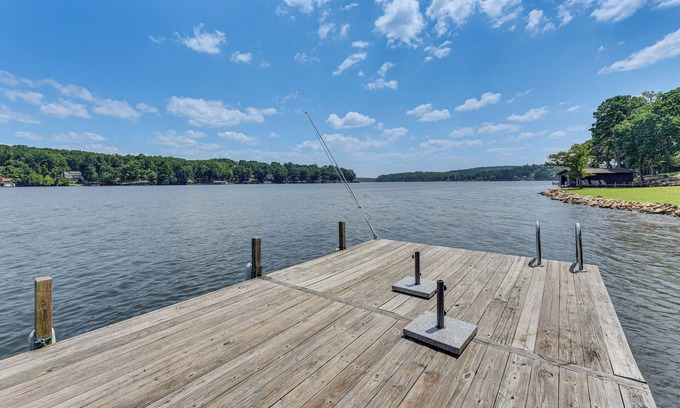 Albemarle House | On Lake Tillery: Spacious Home w/Screened Porch!
