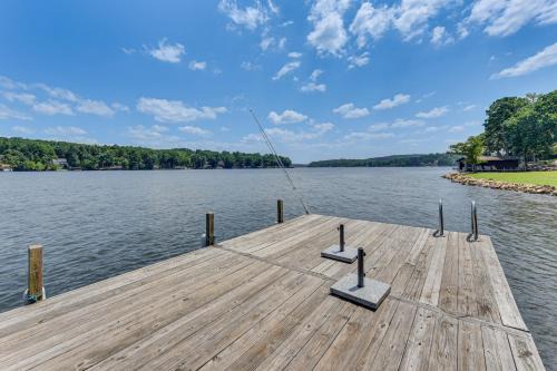 Albemarle House | On Lake Tillery Spacious Home with Screened Porch!