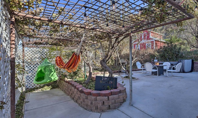 Hurricane Cottage | On-site Trails! Hot Tub Hideaway in Zion Area