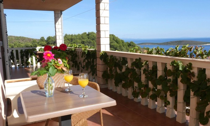 Rukavac Apartment | One bedroom apartment with terrace and sea view Rukavac, Vis (A-8839-b)