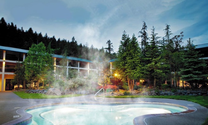 North Bonneville Resort | One bedroom Jacuzzi Suite Mountain View