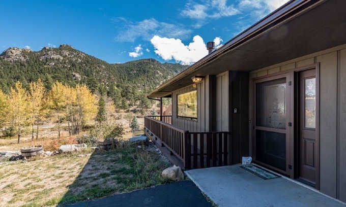 Carriage Hills House | One of VRBO's Top Rated Estes Park Vacation Homes! 4 bed, 3 bath with Hot Tub