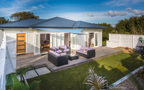 Oneroa House | Oneroa Village, in Waiheke Centre - Be My Guest