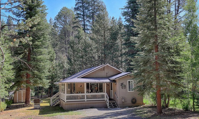 Black Bart House | Only minutes to Heavenly, Cabin just steps to The River - Surround Yourself in Nature and Cozy Comfort!