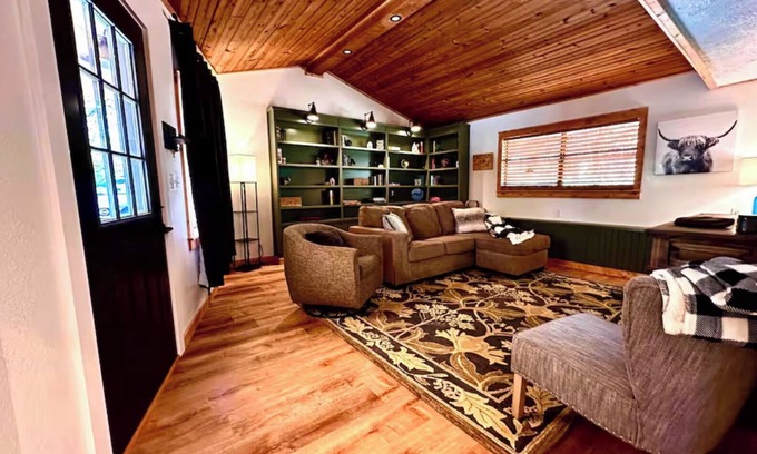 Harrison Cabin | Onyx Grove Cabin 2 bedrooms & HOT TUB!