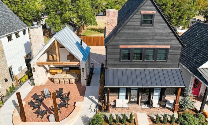 Edmond House | ONYX @ The Lark | Stylish & Serene Edmond Oasis