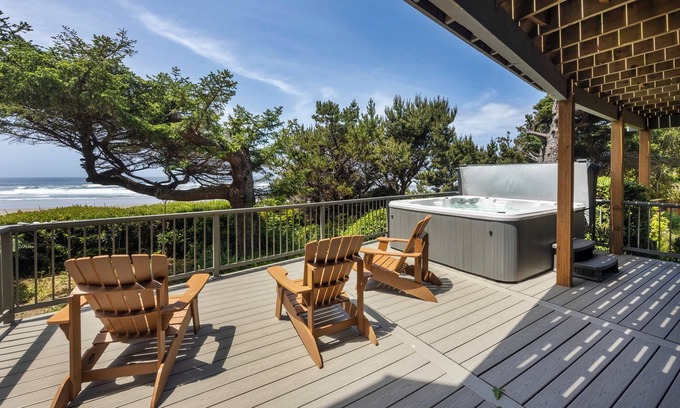 Seal Rock House | Orca Manor, Oceanfront, NEW SAUNA! Beach Access, WiFi, Hot Tub, BBQ