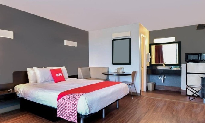 Valdosta Hotel | Outdoor Pool Stay Near Austins + Pets Welcome & Free Parking