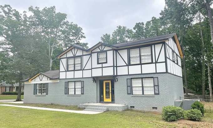 Columbia Bed & Breakfast | Over 3500 sq ft! All 4BRMs with TVs! 9 Beds for up to 12 Guests!