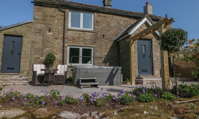 Little Hayfield Cottage | OVERLEA COTTAGE, romantic, luxury holiday cottage in Hayfield
