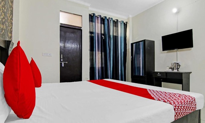 Dwarka Hotel | OYO Flagship Hotel Vibrant Near Dwarka Mor Metro Station