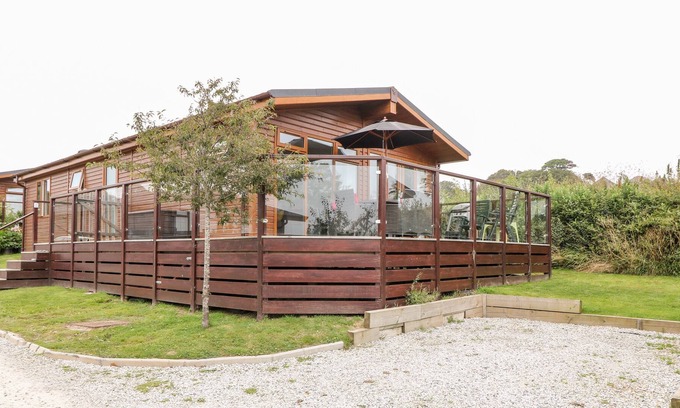 Newton Ferrers Cottage | OYSTER LODGE, pet friendly, with a garden in Newton Ferrers