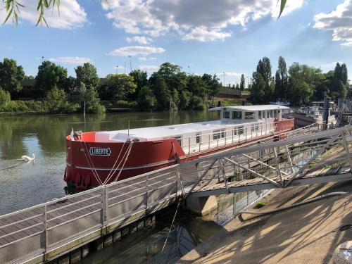 Asnieres-sur-Seine Boat Rental | Péniche Design 115m2 sur la Seine à Proximité de Paris