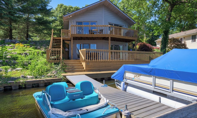 Paw Paw House | Paddler's Paradise Lakefront Comes With Pontoon