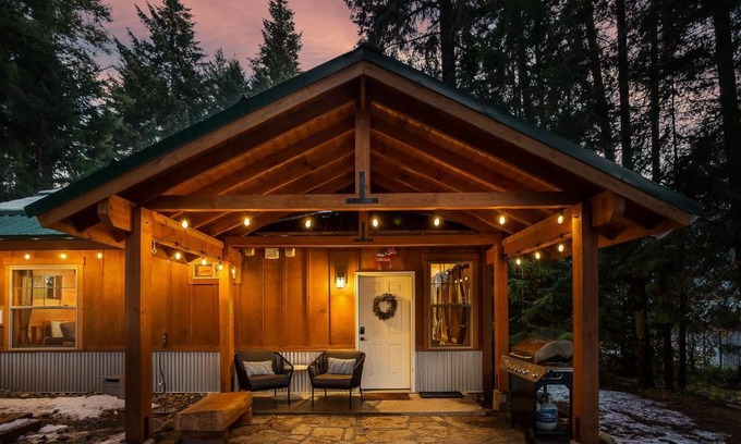 Leavenworth House | Painted Pony Cabin by NW Comfy Cabins