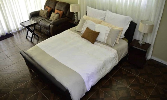 Kwekwe Apartment | Palm and rose garden flatlet