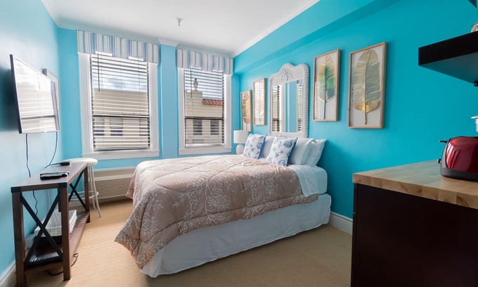 Palm Beach - West Palm Beach Apartment | 🏝Palm Beach Island Condo-Hotel Room Walk to Beach 🏖