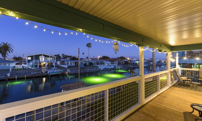 Palm Harbor House | Palm Tiki | Canal Front + Private Fishing Dock!