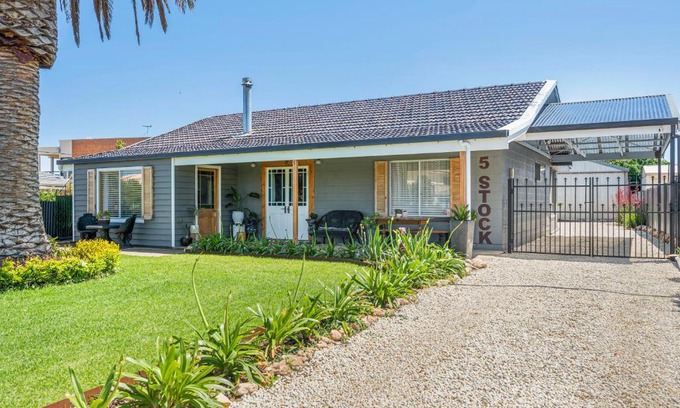 Aldinga Beach House | Palm Tree Cottage - Aldinga Beach - C21 SouthCoast Holidays