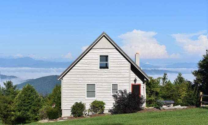 Skyland Cabin | Panoramic Blue Ridge Mountain Views & Rolling Meadows Retreat