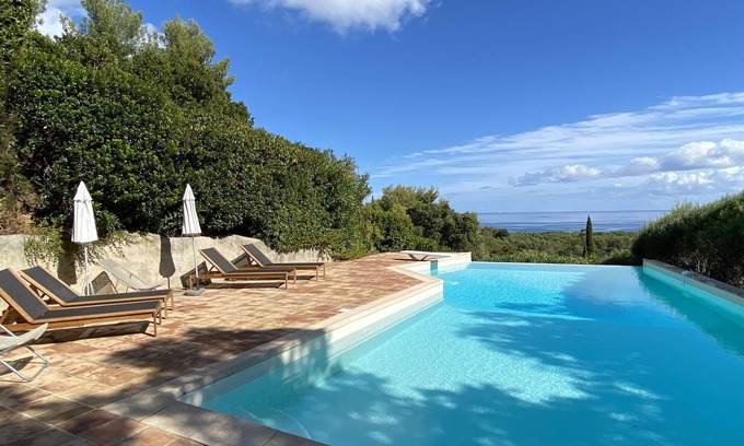 Cap Benat House | Panoramic view of the sea and greenery