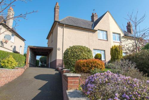 Rosyth House | Park Road Holiday Home - Spacious 3 bedroom house with garden near Edinburgh