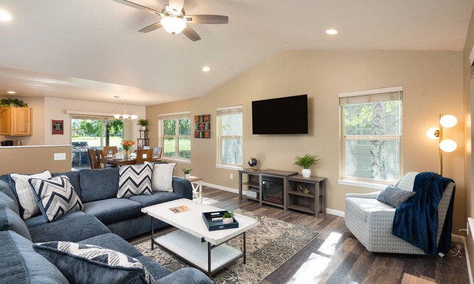 Bozeman House | Parkside Chalet π‘ With Hot Tub & King beds π