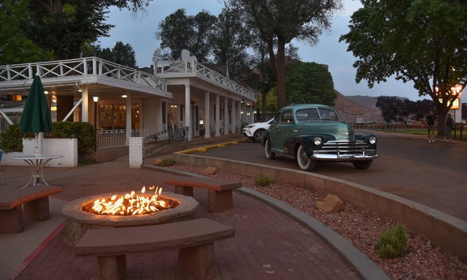 Kanab Hotel | Parry Lodge