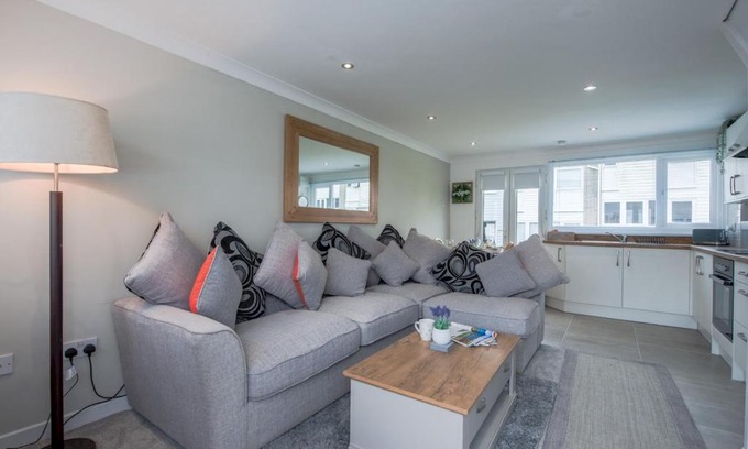 Pembroke House | Pass the Keys 4 Bed Chalet Fully equipped w Free Parking WiFi