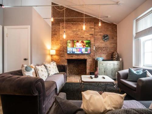 Holland Park Apartment | Pass the Keys A Vibrant Characterful Mews House with Air Con