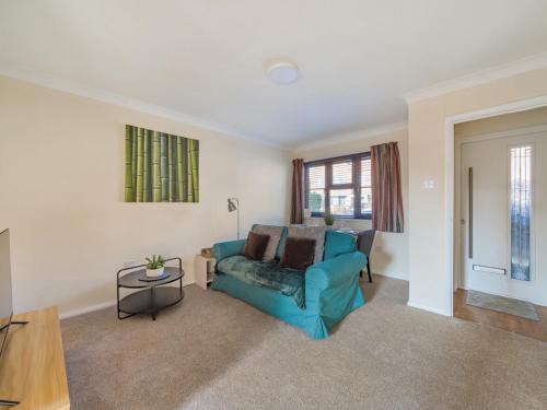 Hersham House | Pass the Keys Charming 1-Bed Study w garden
