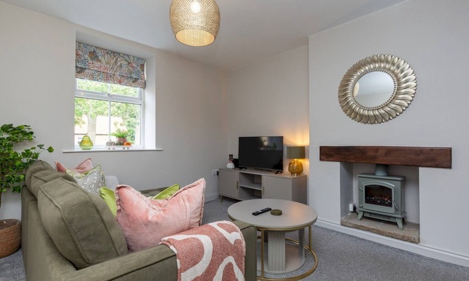 Staindrop House | Pass the Keys | Foxglove Cottage – Cosy Countryside Retreat