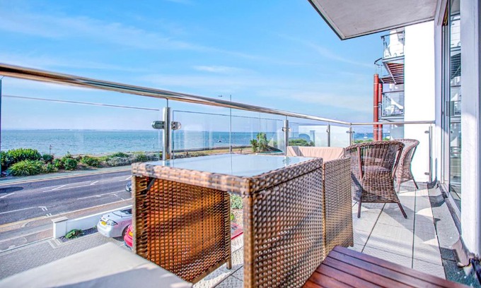 Westcliff-on-Sea Apartment | Pass the Keys Stunning Sea Front Views