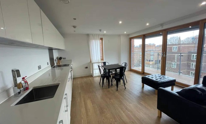 Bethnal Green Apartment | Peaceful 1BD Flat With Balcony - Bethnal Green