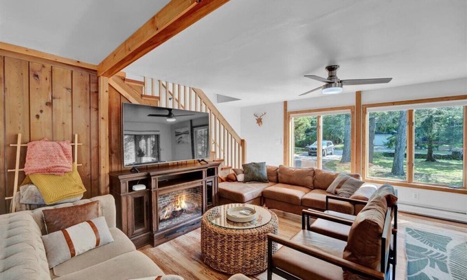 Pocono Summit Ski Chalet | Peaceful 4BR Pocono Chalet with Hot Tub & Fire Pit – Convenient Location!