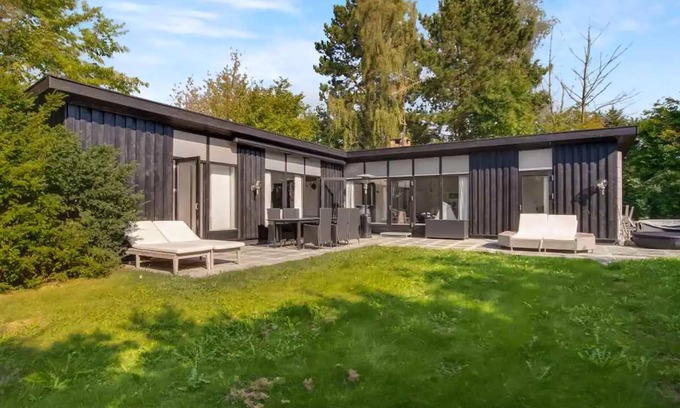 Dronningmolle House | Peaceful beach house life just 50 m from shore