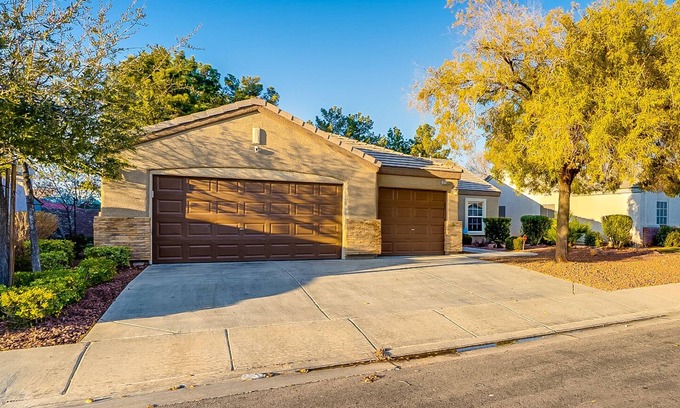 Henderson House | Peaceful & Cozy 3 Bed with Hot Tub!