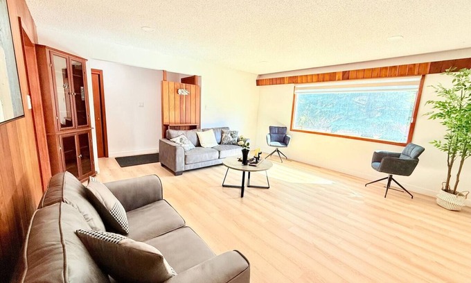 Northeast Edmonton Other | Peaceful Farmhouse Retreat | Long Stays | Wifi