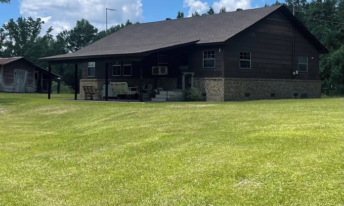 Moss House | Peaceful Farmhouse Retreat — Close to Downtown Laurel
