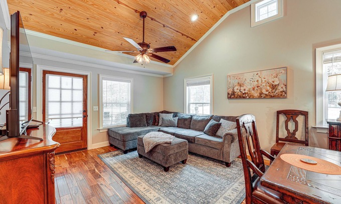 Rome House | Peaceful Home w/Porch & Yard, 5 Mi to Rome!