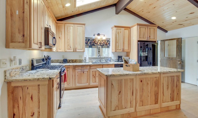 Pinetop Cottage | Peaceful Mountain Getaway in the Pines!