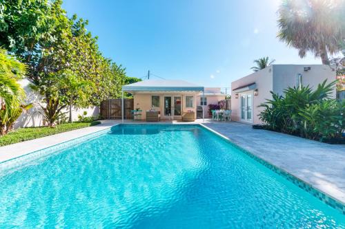 Southland Park Villa | Peaceful Pink Orchid Beach House! Huge Pool!