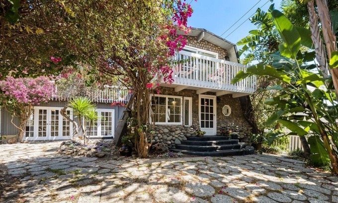 Eastern Malibu Cottage | Peaceful, Serene Mountain Cottage near the Beach and Restaurants!